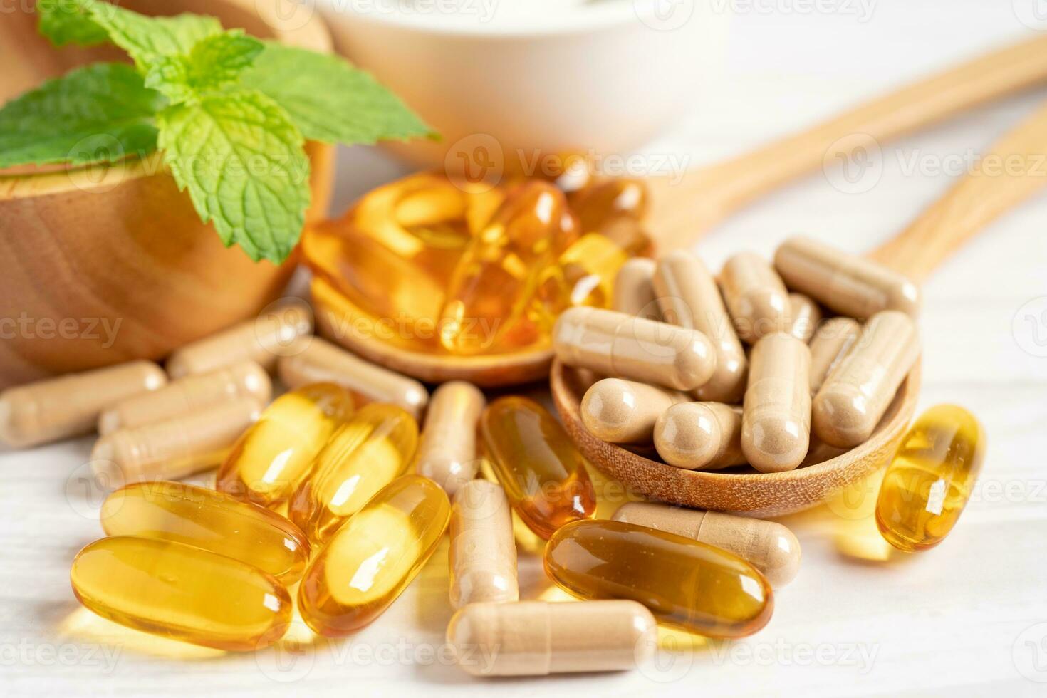 capsule biologique à base de plantes de médecine alternative avec vitamine e oméga 3 huile de poisson, minéral, médicament avec feuilles d'herbes suppléments naturels pour une bonne vie saine. photo