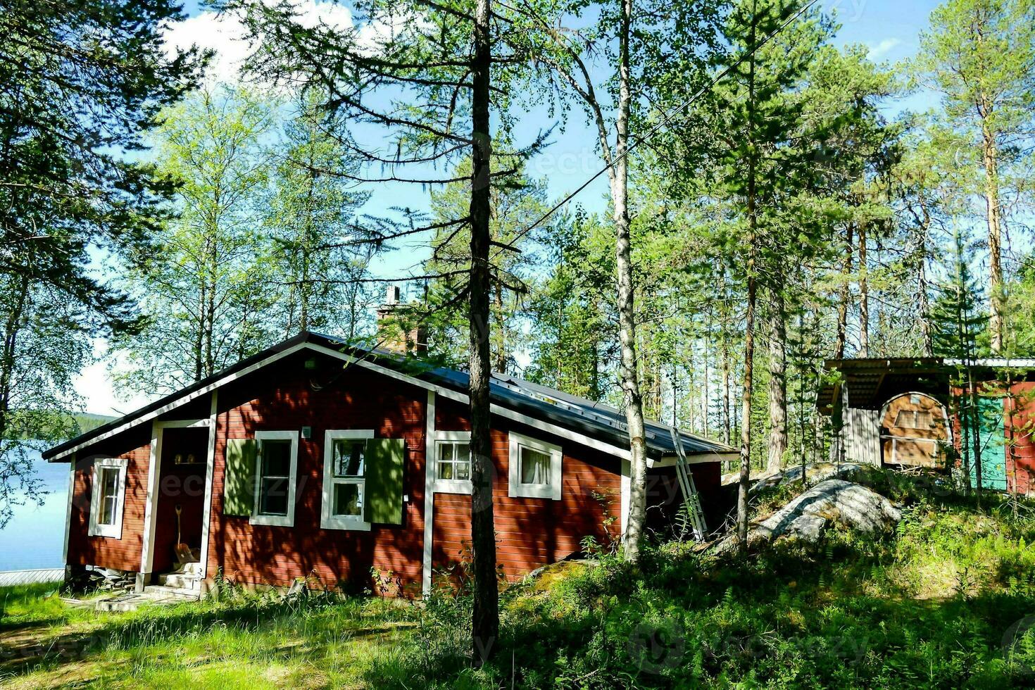 une cabine dans le les bois photo