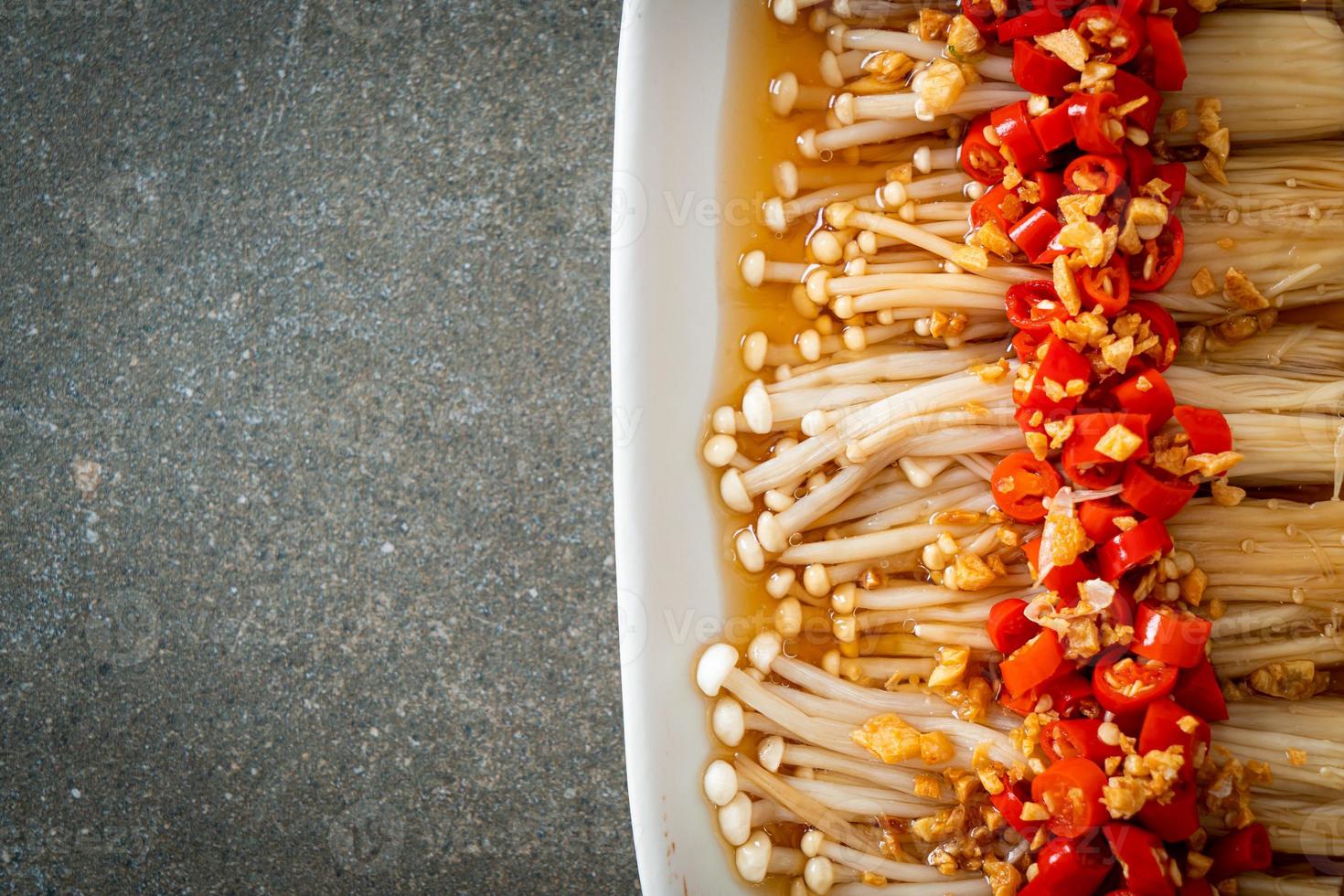 champignons dorés cuits à la vapeur ou enokitake avec sauce soja photo