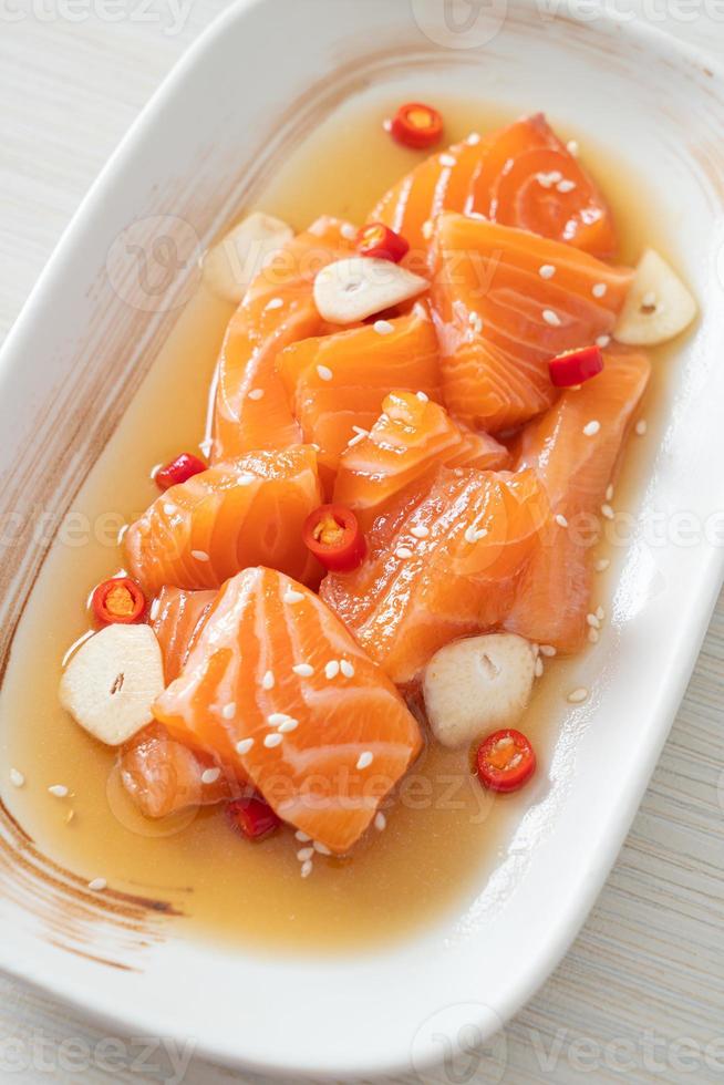 saumon frais shoyu mariné cru ou sauce soja marinée au saumon photo