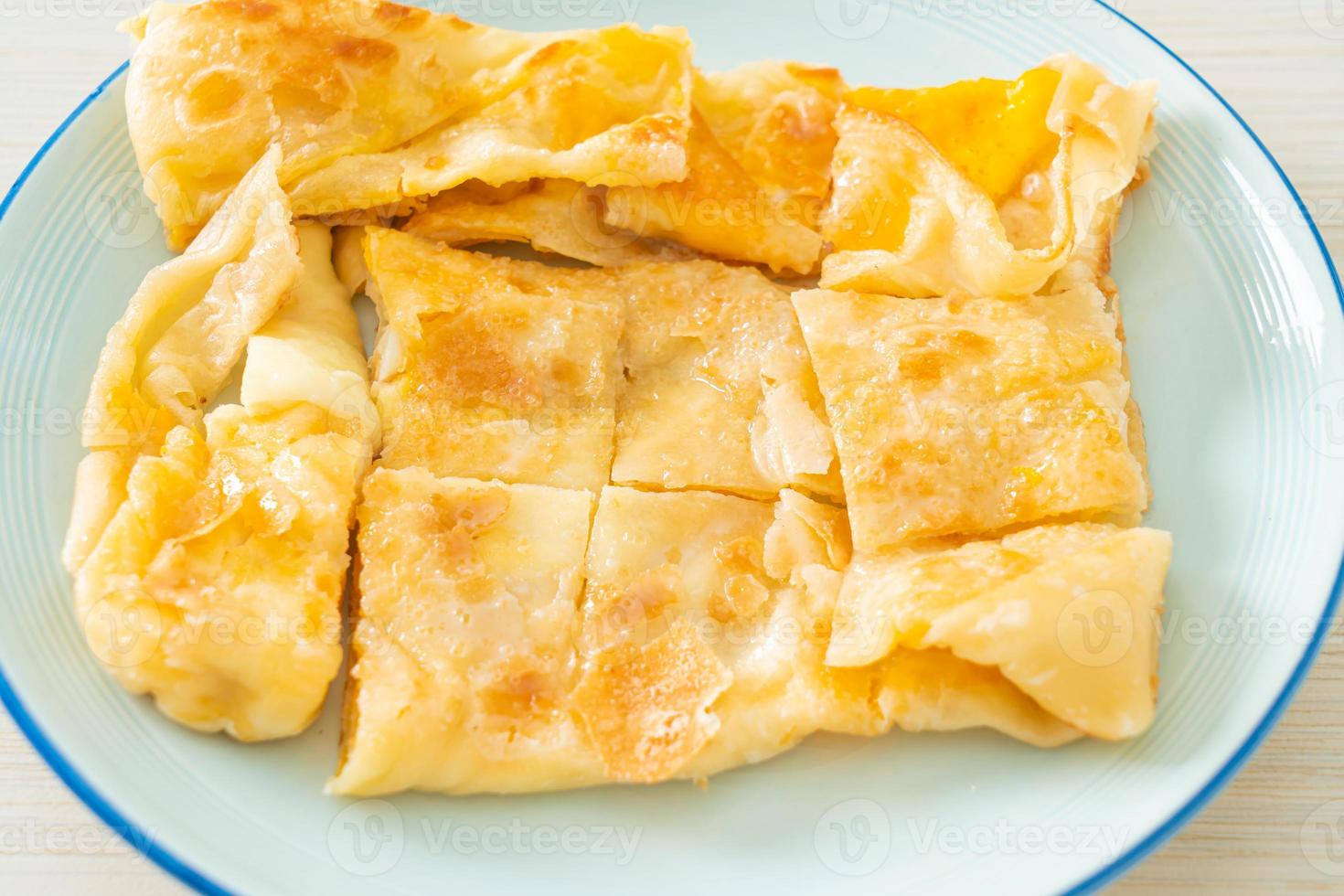 roti avec oeuf et lait concentré sucré photo