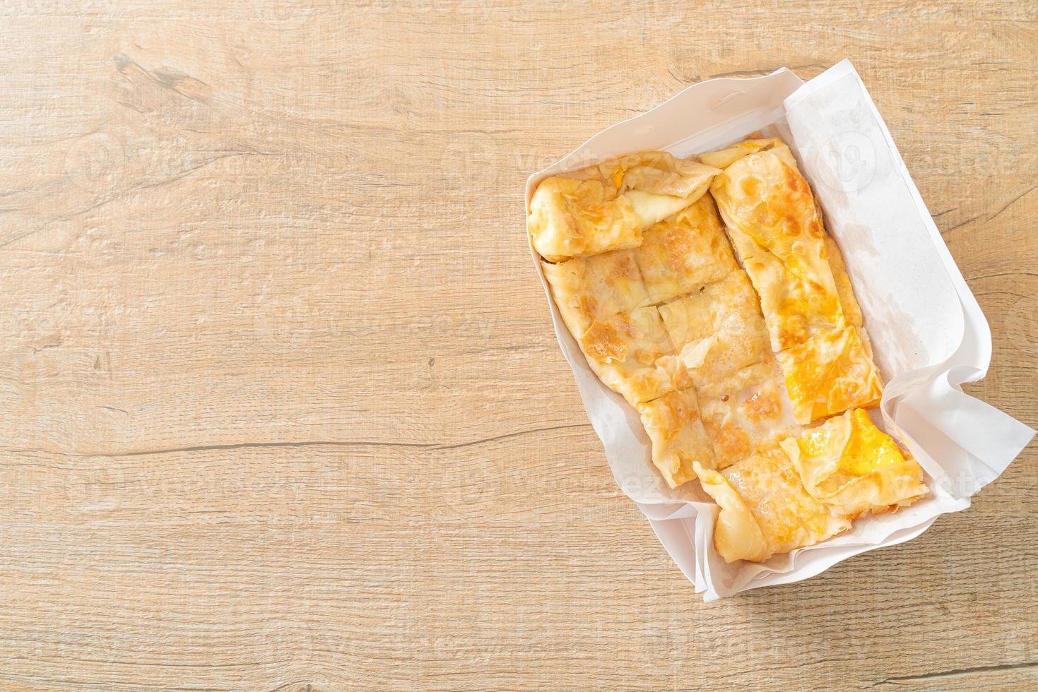 roti avec oeuf et lait concentré sucré photo