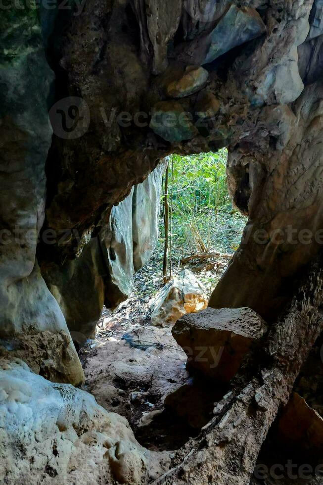 à l'intérieur une la grotte photo