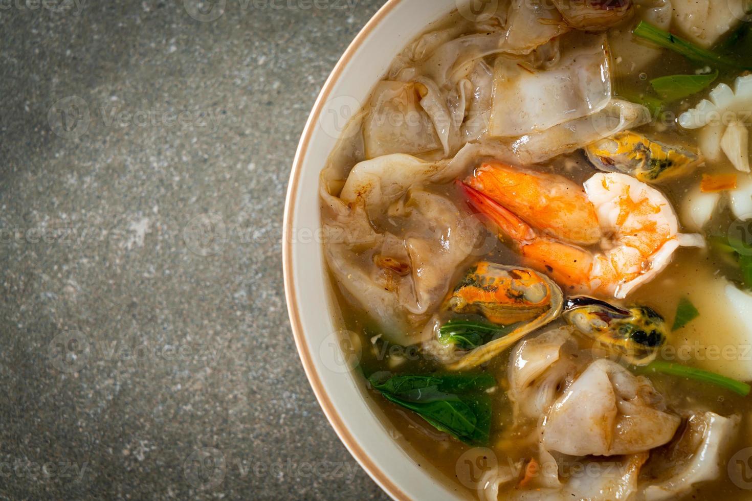 nouilles de riz larges aux fruits de mer en sauce photo