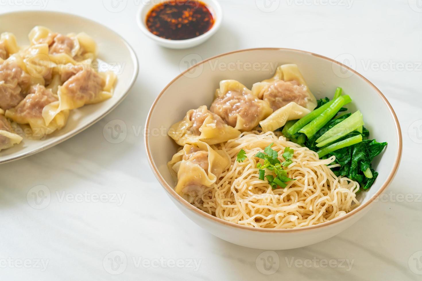 nouilles aux œufs séchées avec wonton de porc ou boulettes de porc sans soupe photo