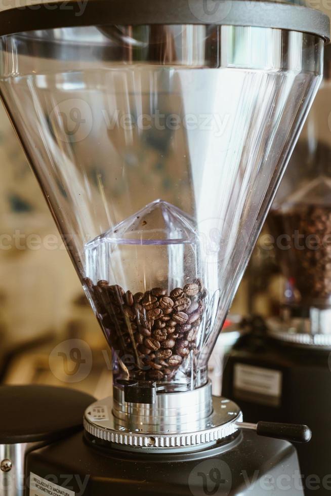 grain de café en machine prêt à mélanger photo