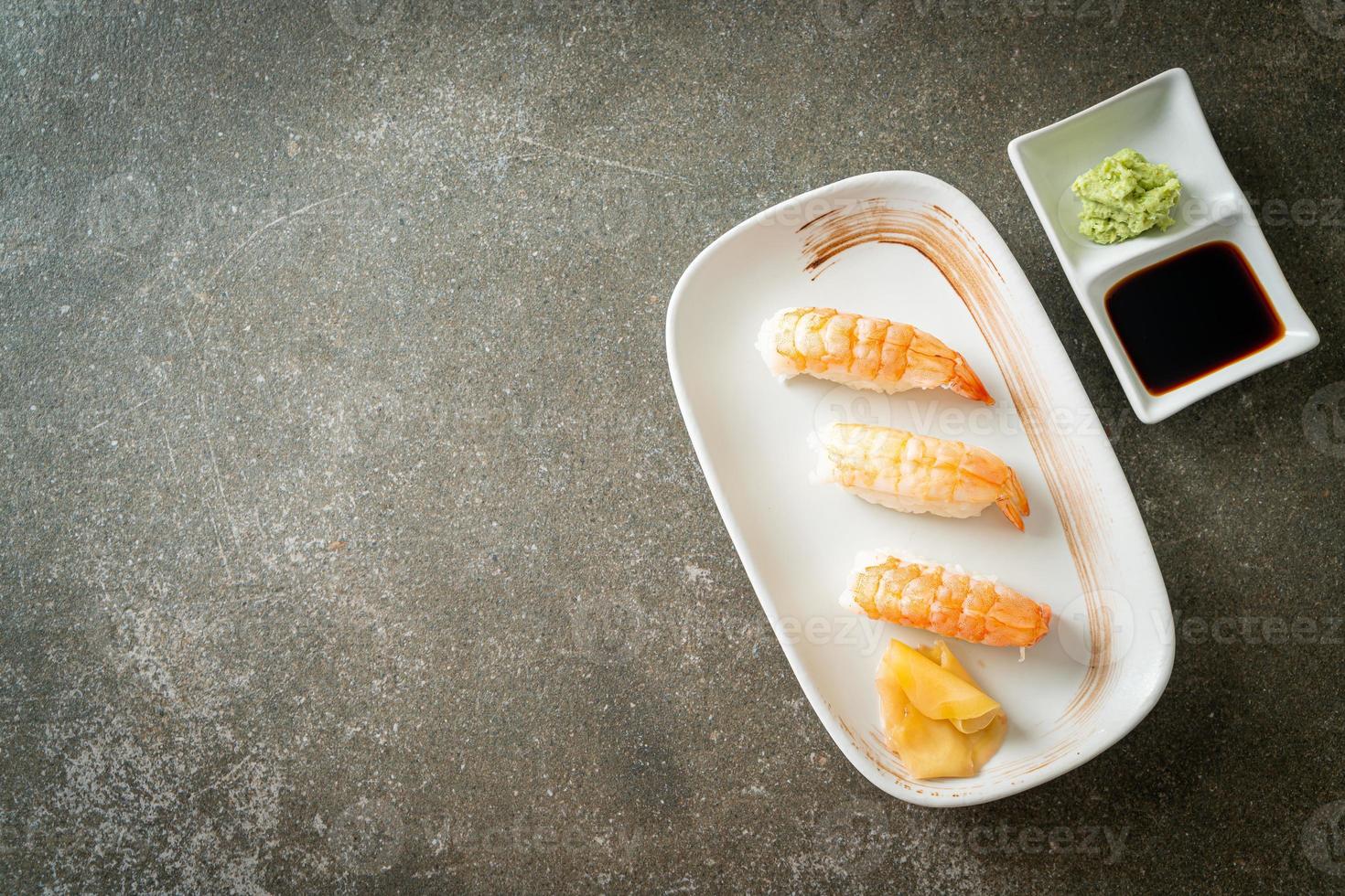 sushi aux crevettes ou sushi ebi nigiri photo