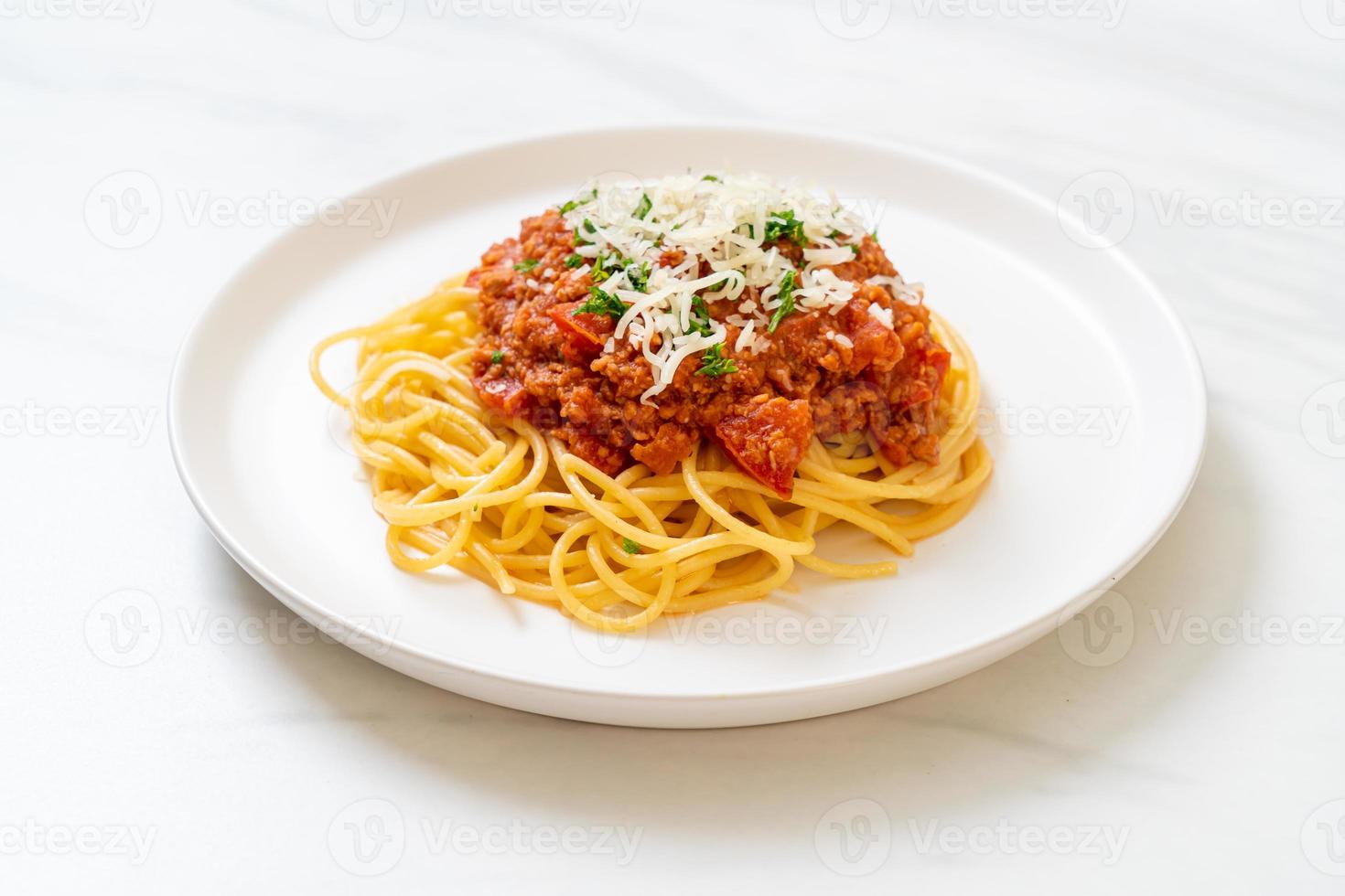 spaghetti bolognaise au porc ou spaghetti au porc haché sauce tomate photo