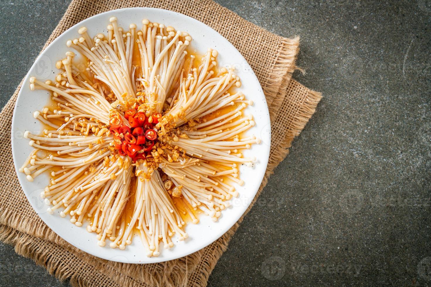 champignons dorés cuits à la vapeur ou enokitake avec sauce soja photo