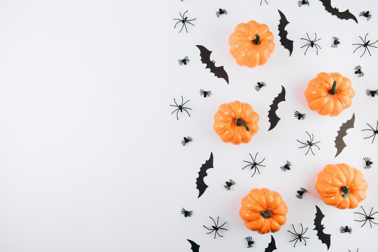 produire des citrouilles, des feuilles d'automne sur une table en bois photo