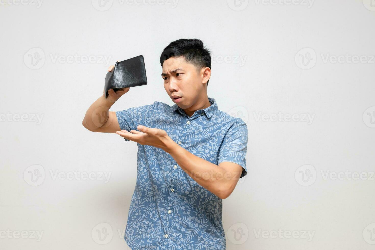 asiatique pauvres homme geste secouer le sien portefeuille trouver argent se sent triste isolé photo