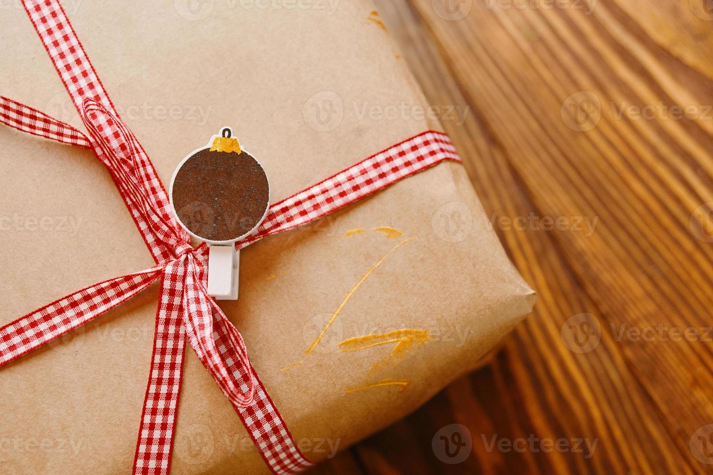 coffret cadeau sur table en bois photo