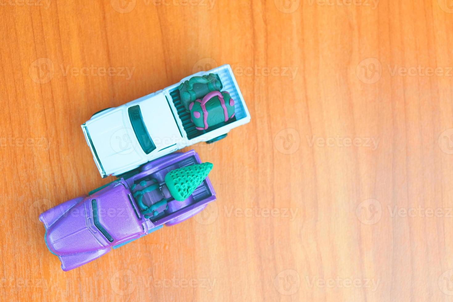 petites voitures pick-up violettes et blanches sur table photo