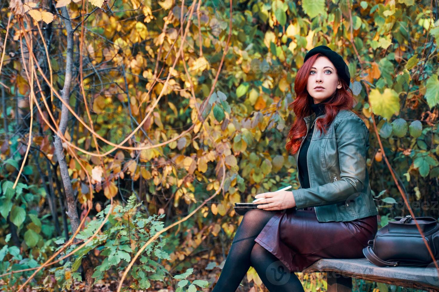 portrait d'automne d'une femme rousse photo