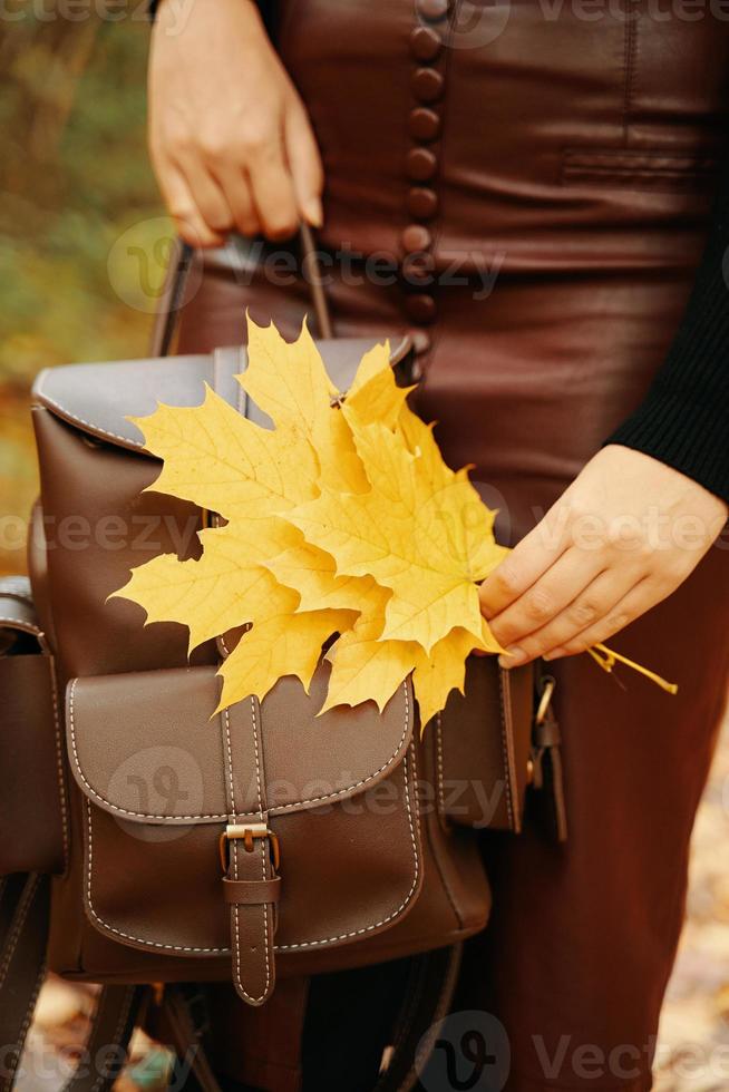 femme avec un sac à dos et feuillage photo