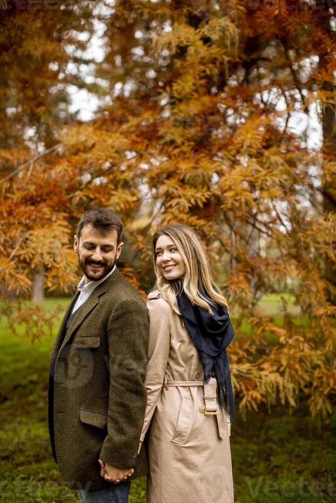 jeune couple dans le parc en automne photo