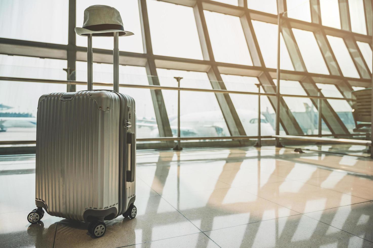 chariot à bagages disponible dans un grand aéroport photo