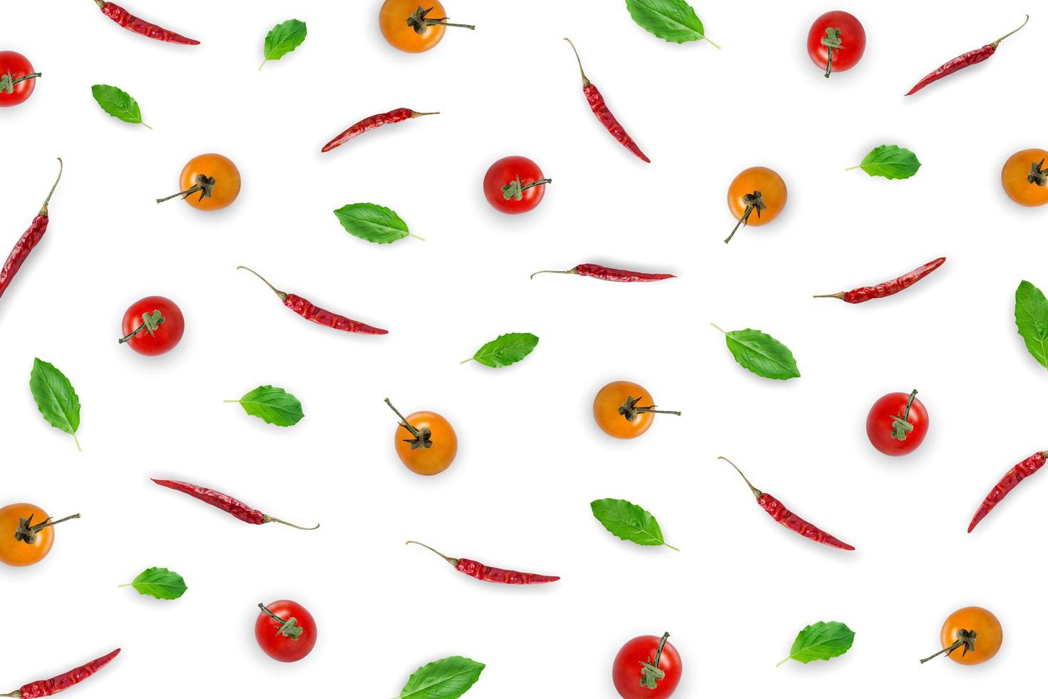 matière première avec des feuilles de basilic, piment, tomate sur fond blanc. photo