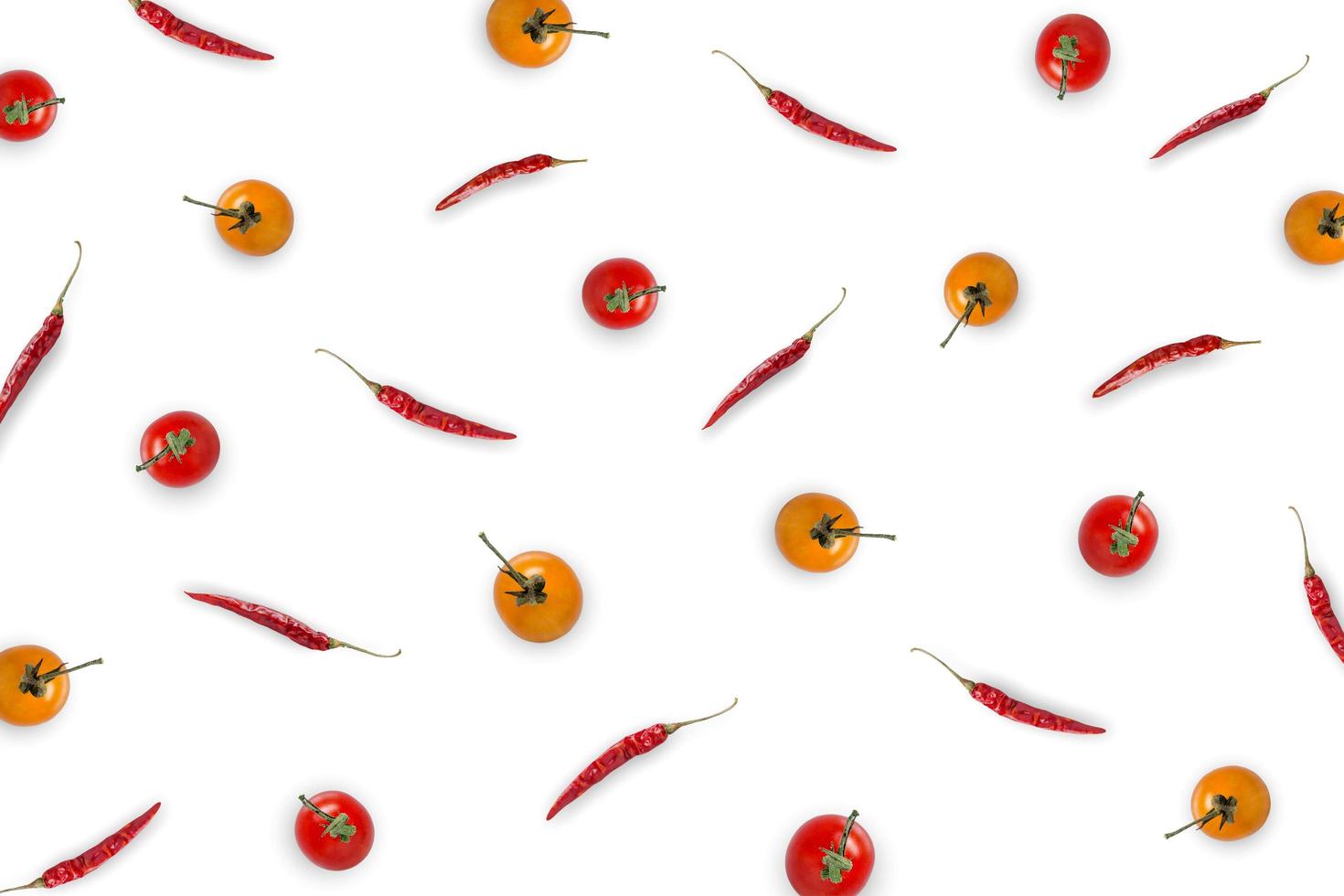 matière première avec piment, tomate sur fond blanc. photo