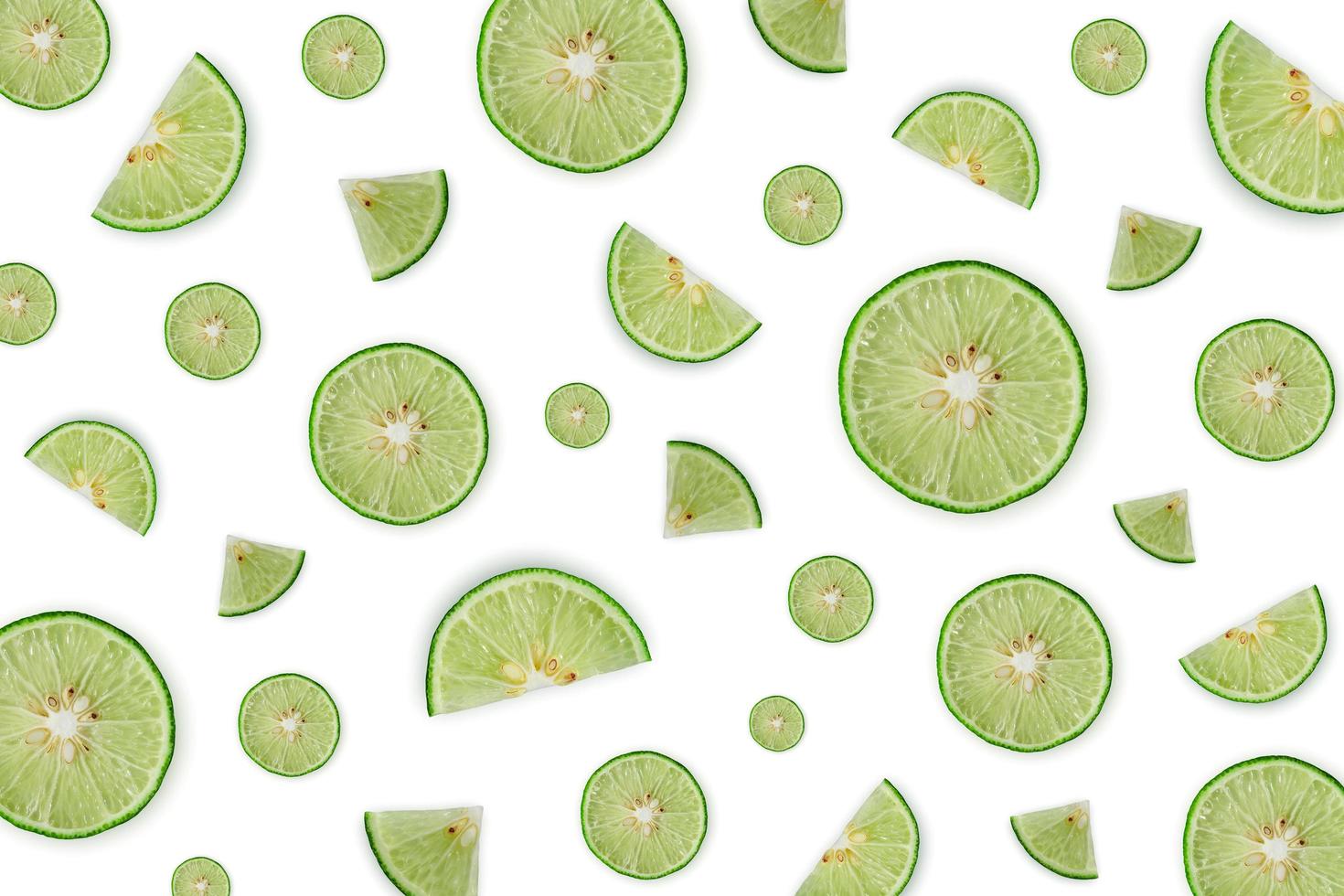 tranche de citron et de citron vert et agrumes frais sur fond blanc. photo