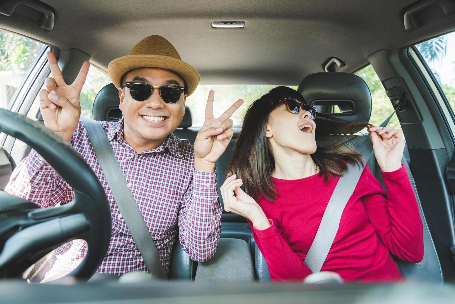 moment heureux couple homme asiatique et femme assise dans la voiture. photo