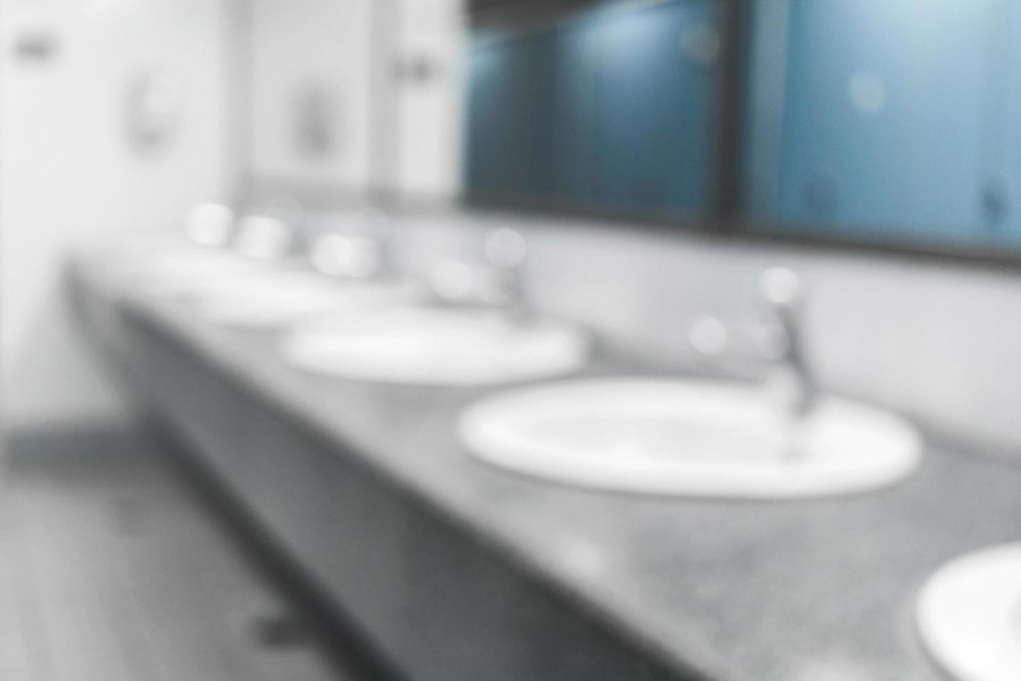 toilettes publiques et salle de bain intérieure avec lavabo et salle de toilette. photo