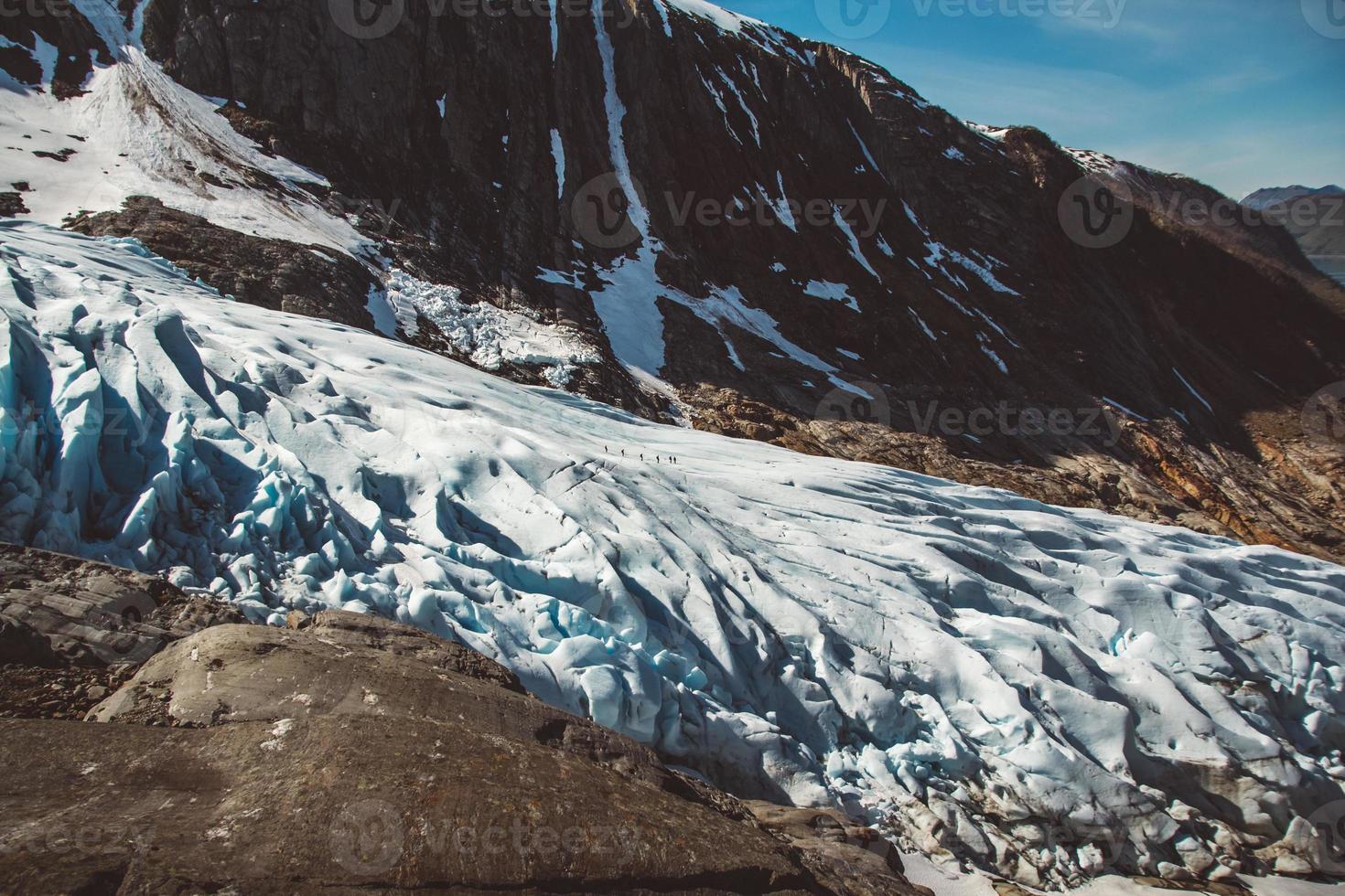 paysage sur les montagnes et le glacier svartisen paysage en norvège photo