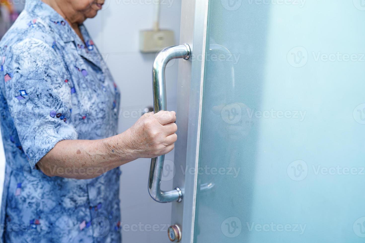 femme senior asiatique patient utiliser toilettes salle de bain poignée sécurité photo