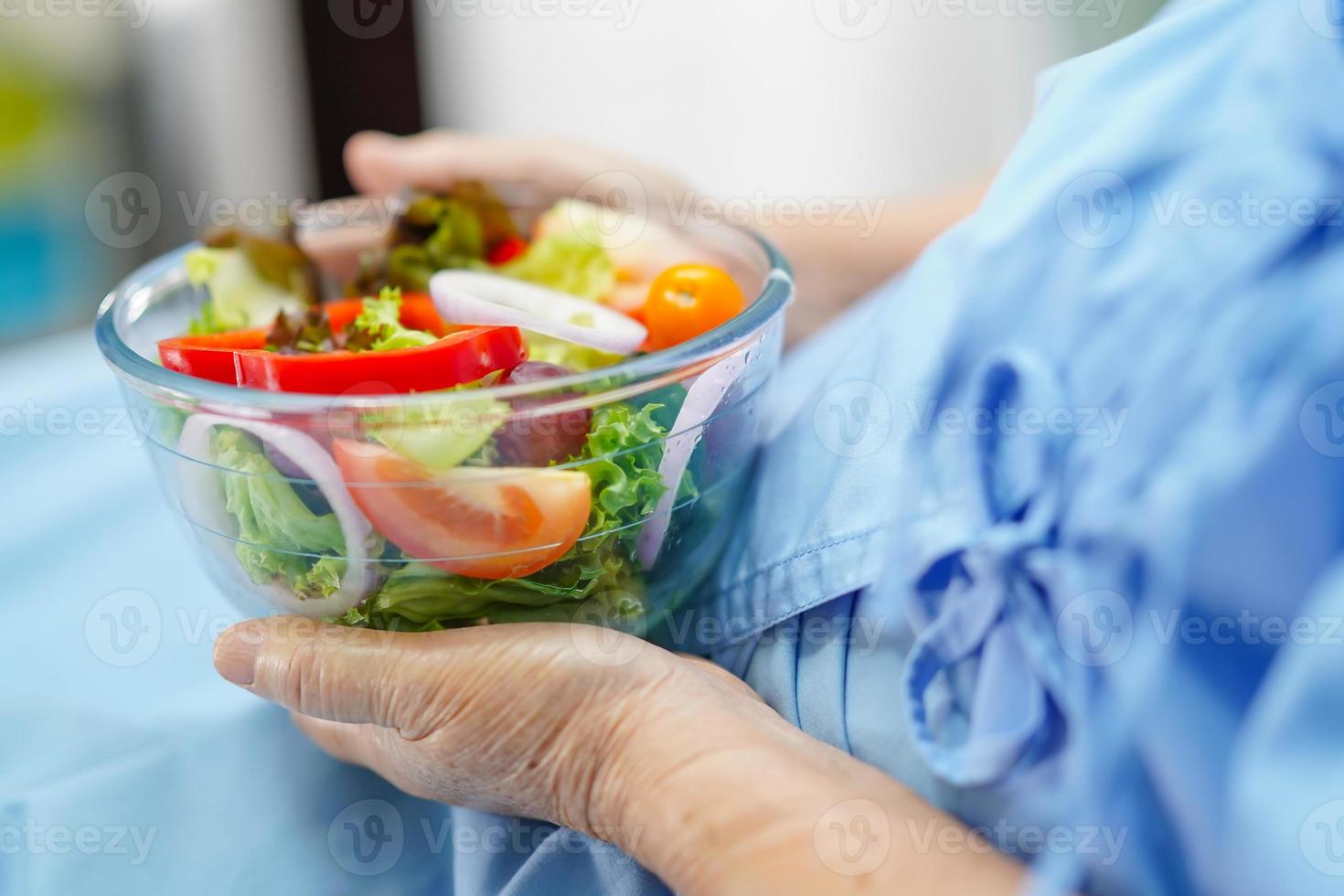 patiente asiatique âgée prenant son petit déjeuner à l'hôpital. photo