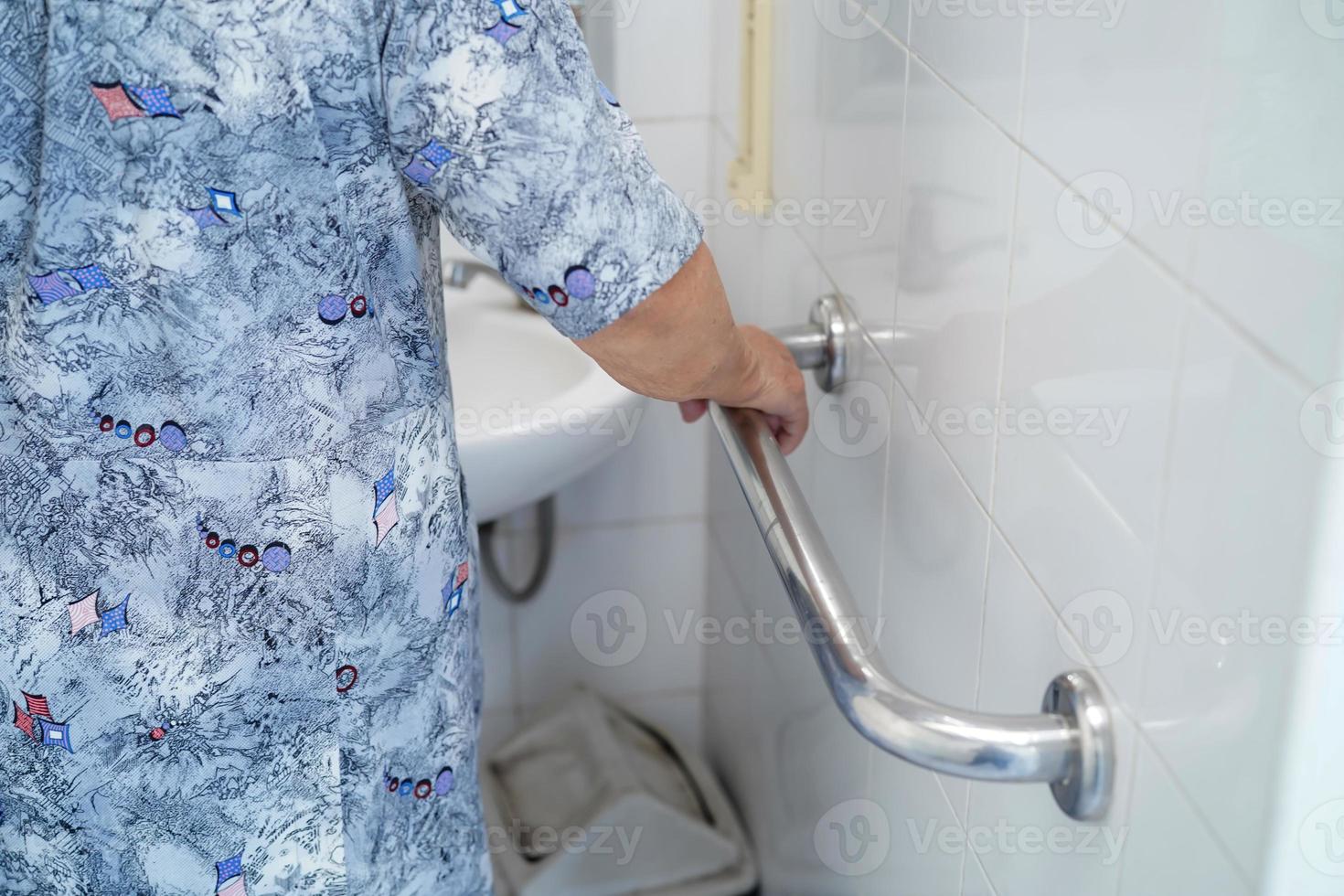 femme senior asiatique patient utiliser toilettes salle de bain poignée sécurité photo