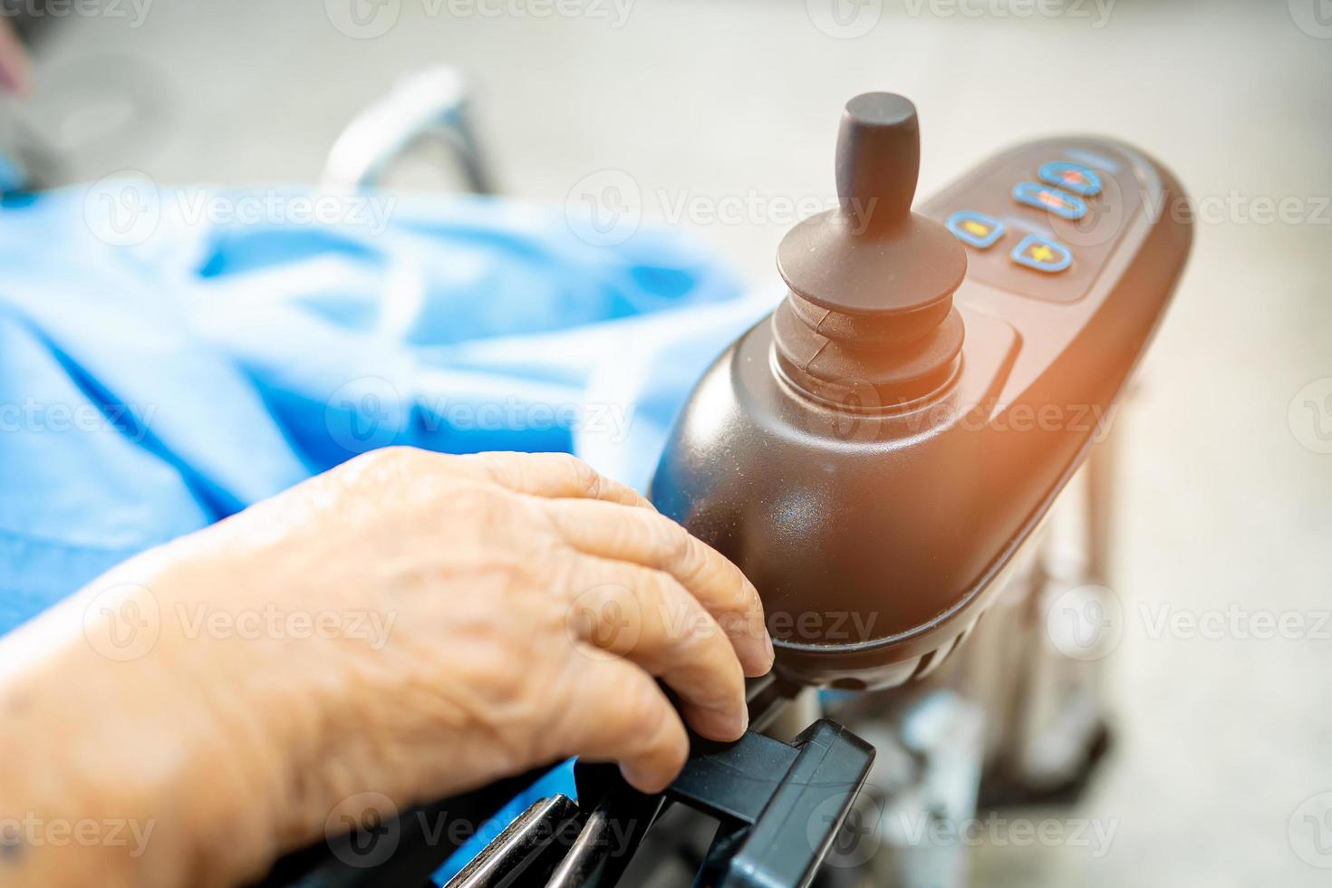 Asian senior woman patient sur fauteuil roulant électrique à l'hôpital photo