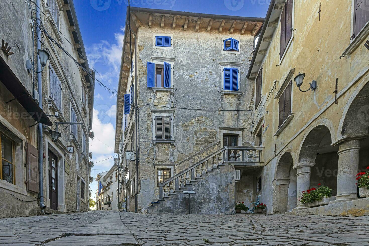 image de le ville de groznjan avec idyllique pavé des rues et bâtiments fabriqué de Naturel pierre photo