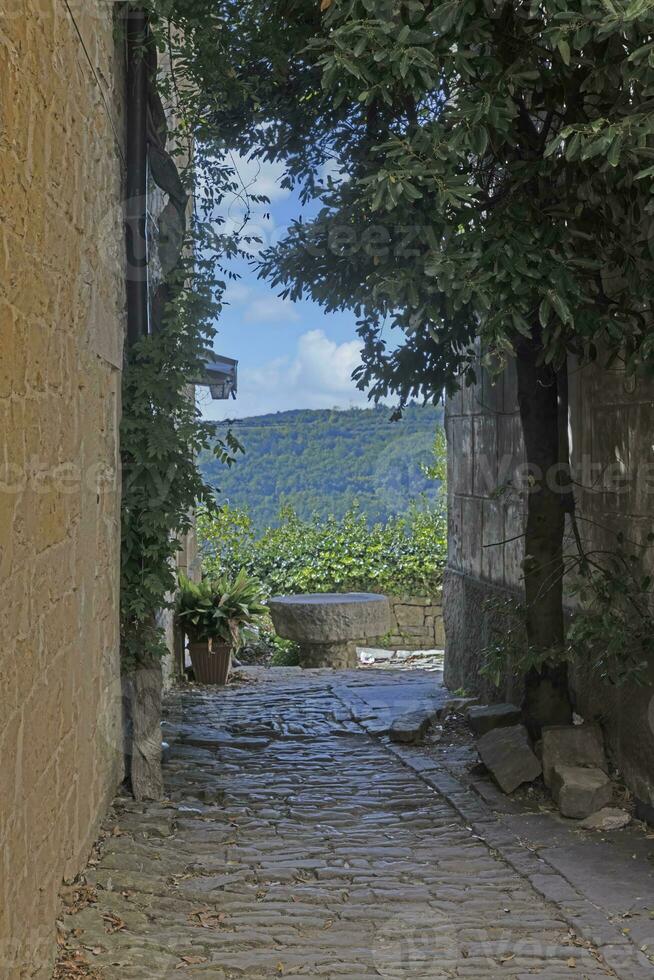 image de le ville de groznjan avec idyllique pavé des rues et bâtiments fabriqué de Naturel pierre photo