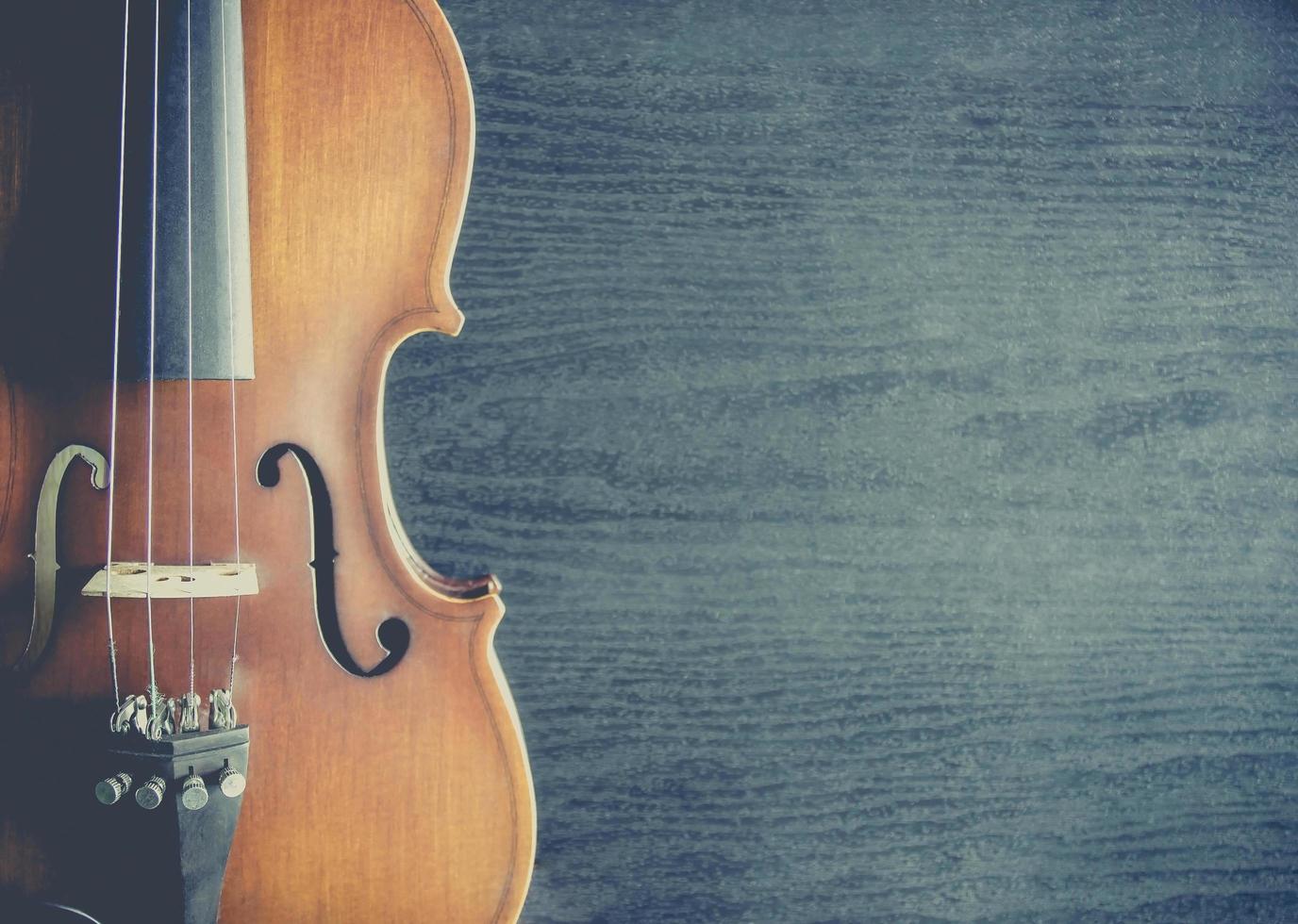 le violon sur table, instrument de musique classique utilisé dans l'orchestre. photo