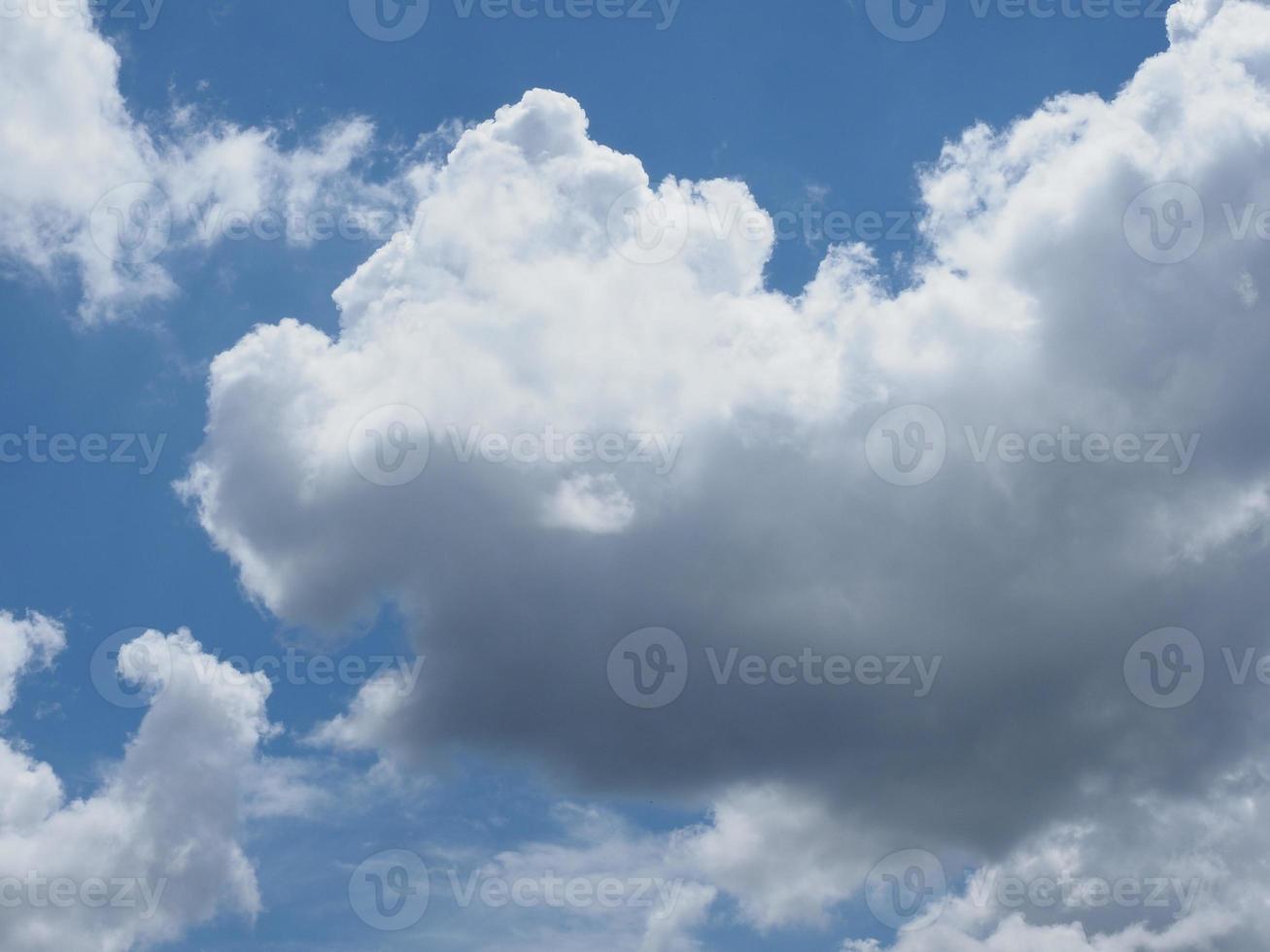 ciel bleu dramatique avec fond de nuages photo