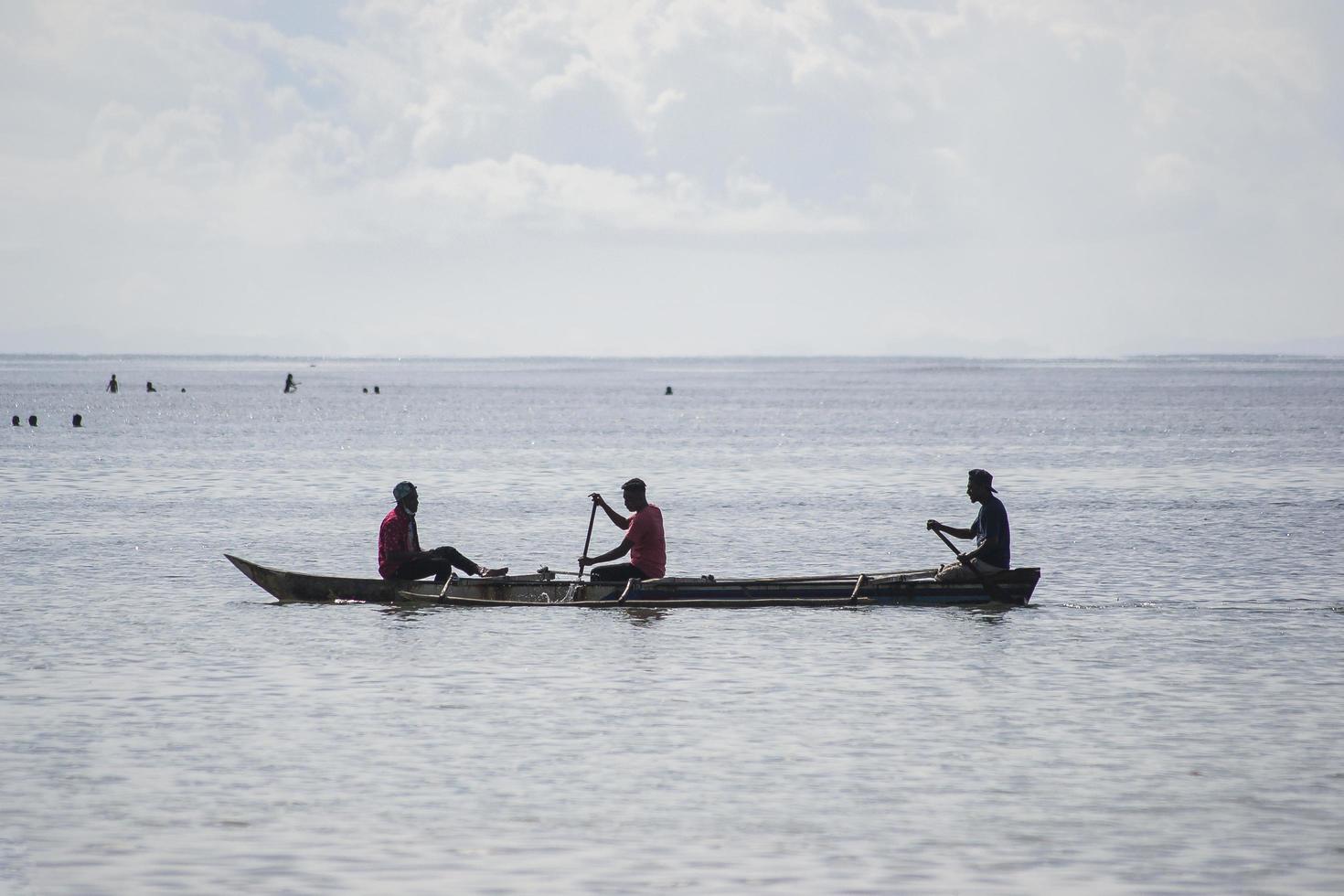 sorong, indonésie 2021- personnes sur la plage photo