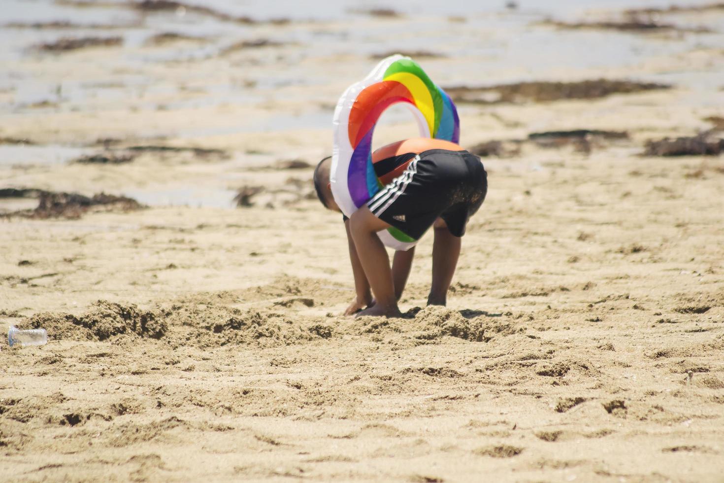 sorong, indonésie 2021- un enfant qui joue photo