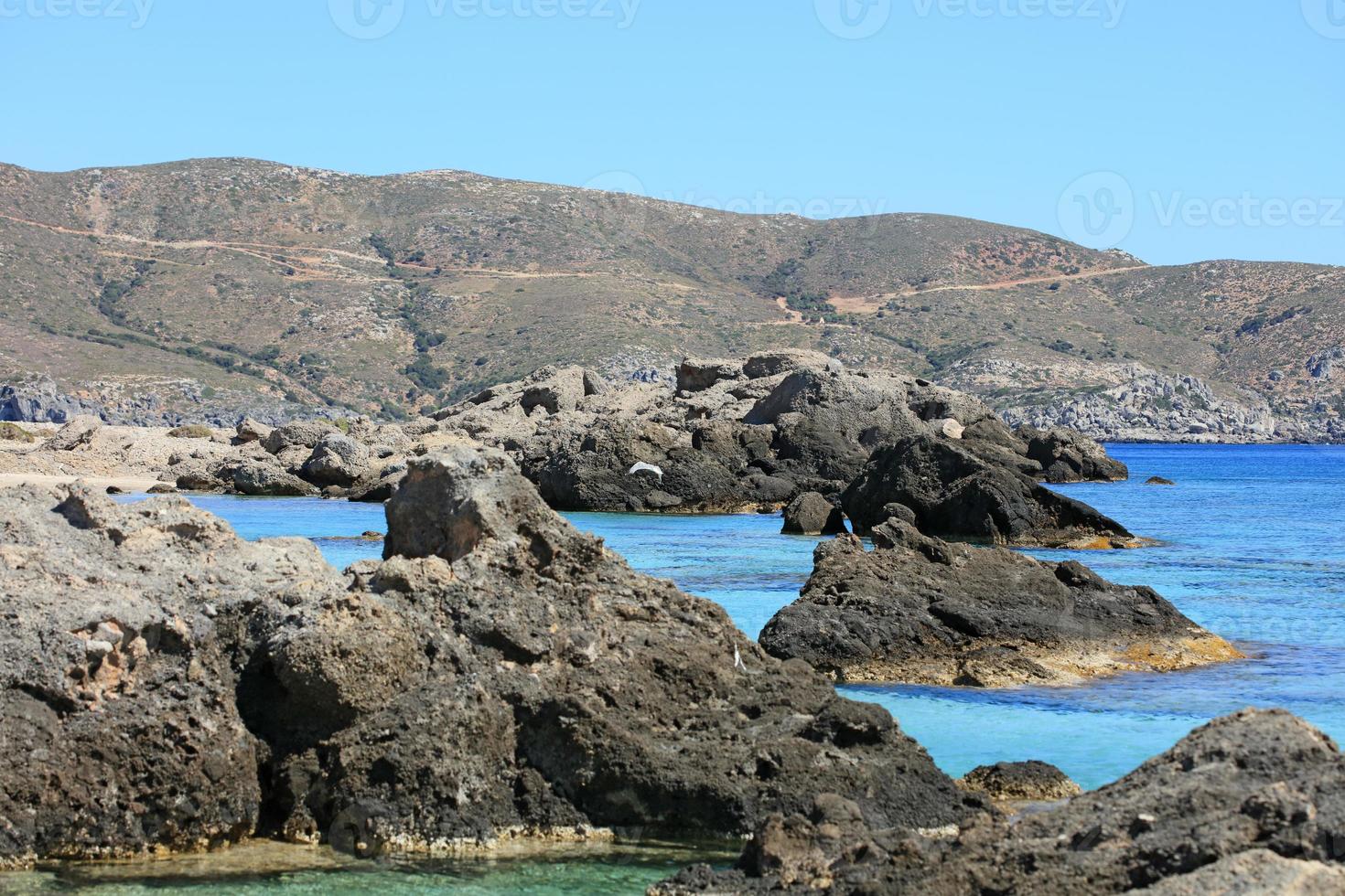 Lagon bleu plage de kedrodasos île de Crète fond d'eaux de sable rouge photo