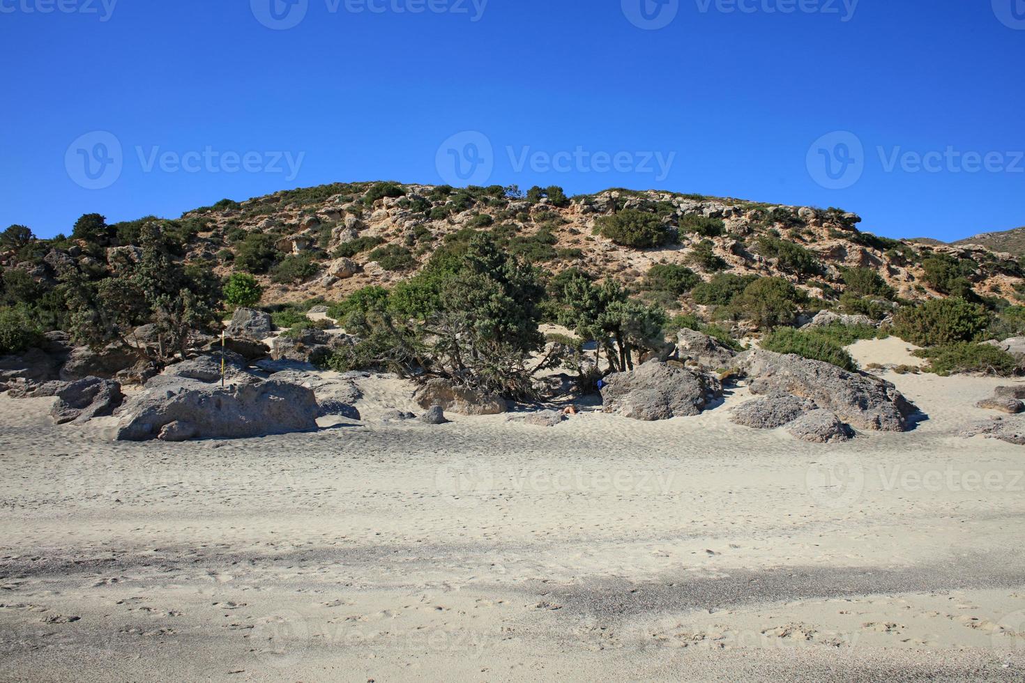 Lagon bleu plage de kedrodasos île de crète kissamos eaux côtières rocheuses photo