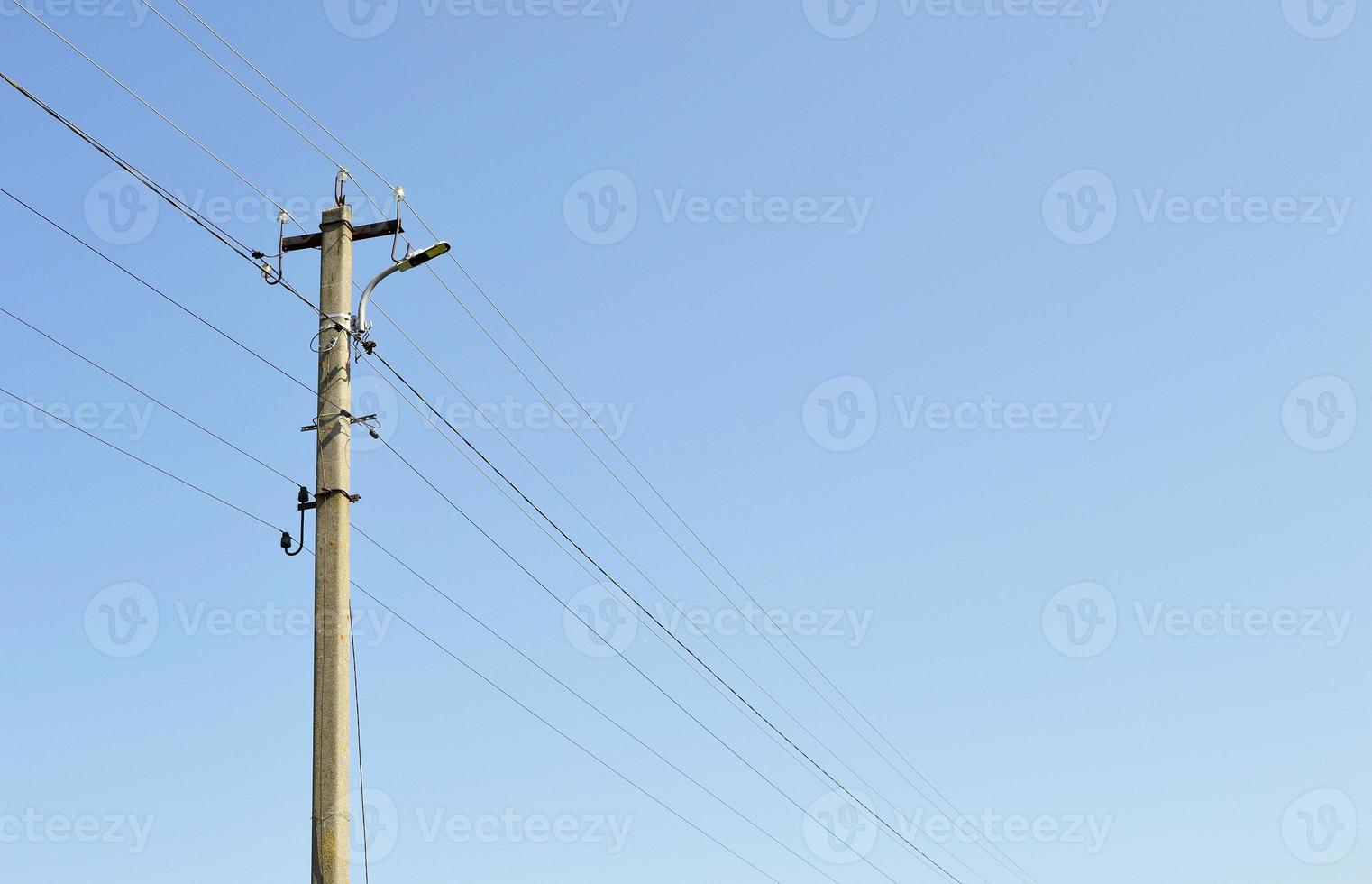 Poteau électrique de puissance avec fil de ligne sur fond coloré close up photo