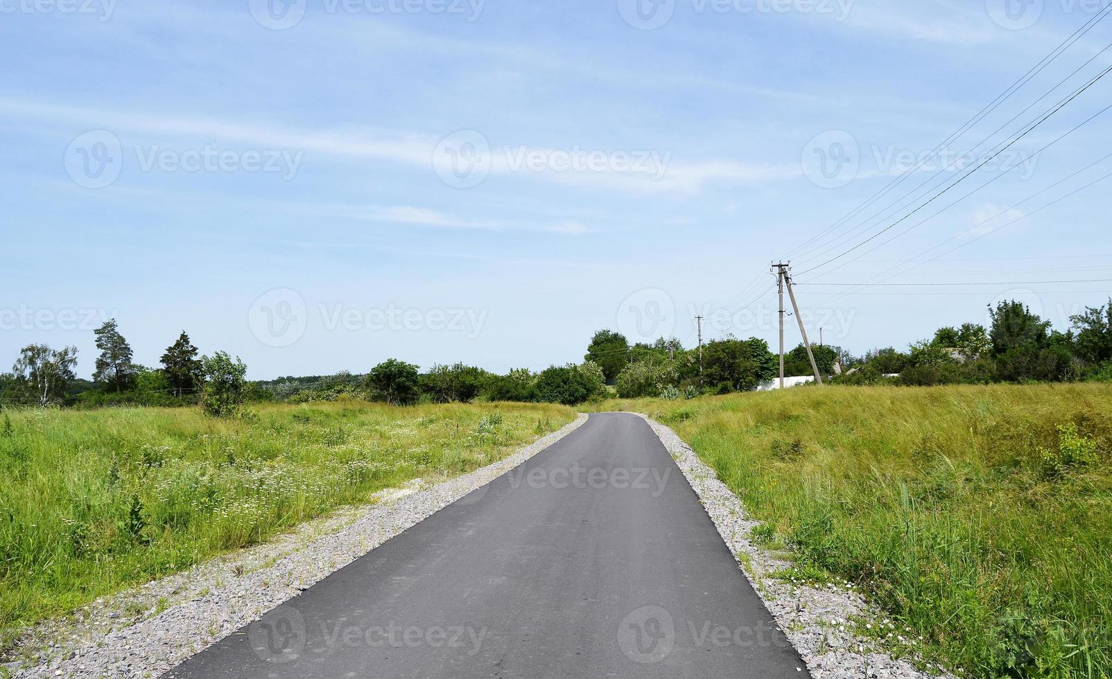 belle route goudronnée vide en campagne sur fond coloré photo