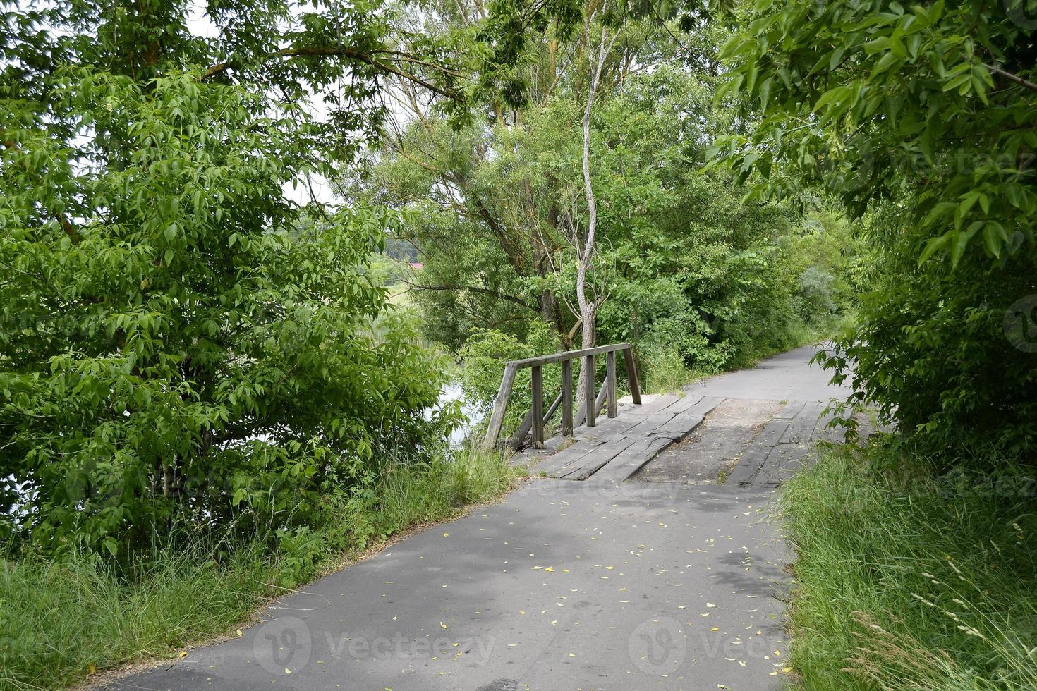 Vieux pont de bois debout sur la rivière en arrière-plan coloré photo