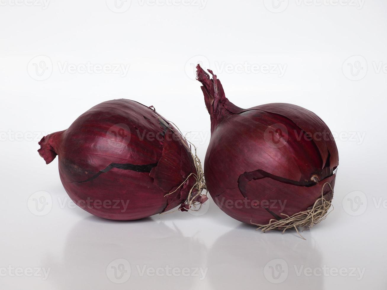légumes oignons rouges sur fond blanc photo
