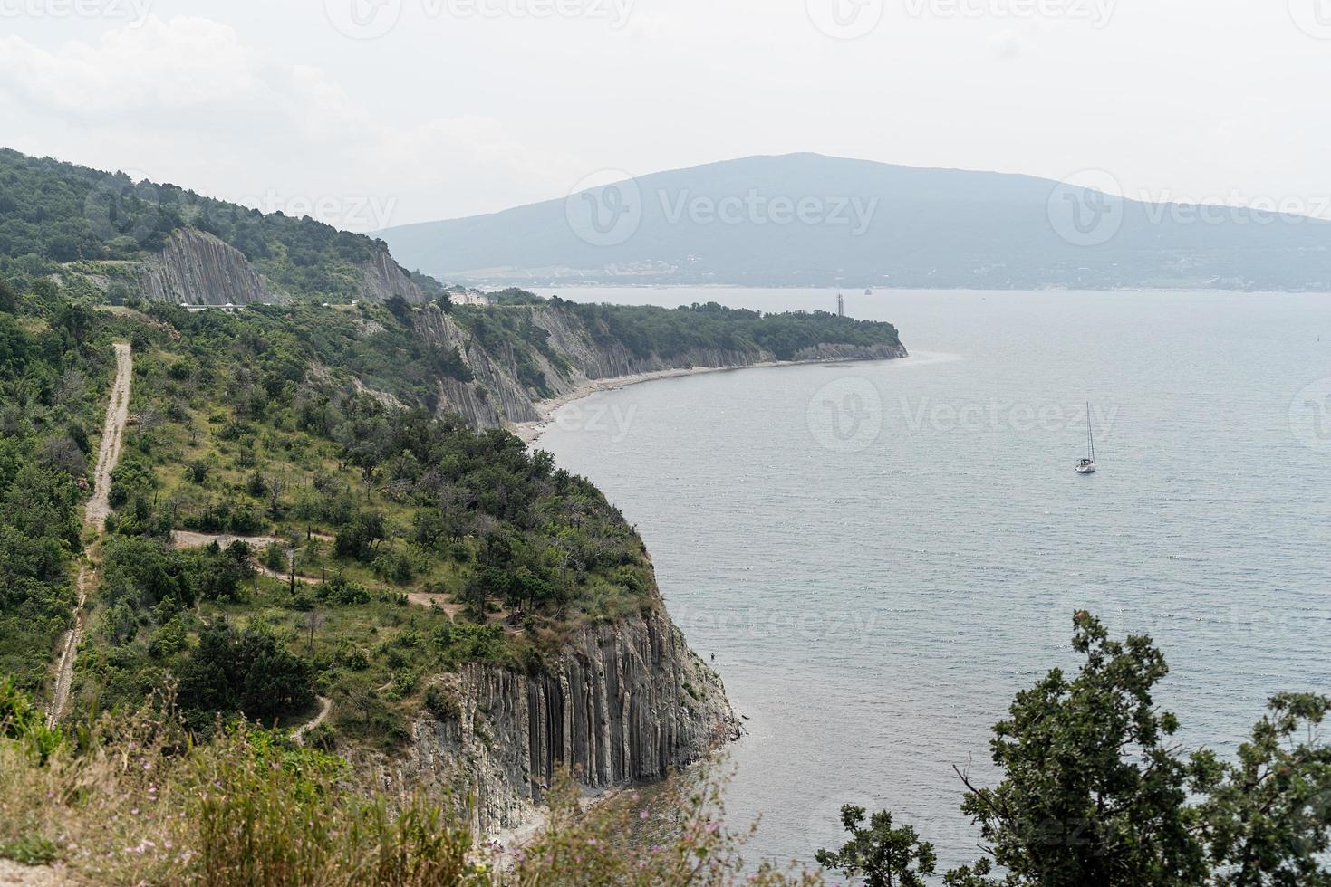 paysage de collines, montagnes avec mer et paysage urbain en arrière-plan photo