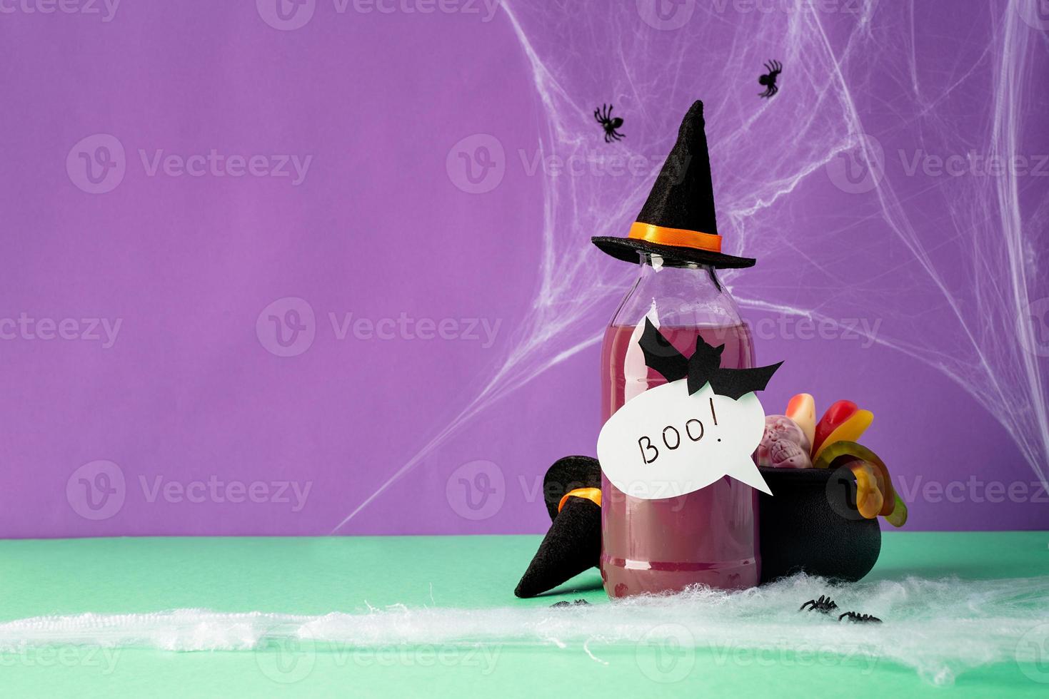 cocktails d'halloween colorés effrayants avec des décorations de fête sur violet photo