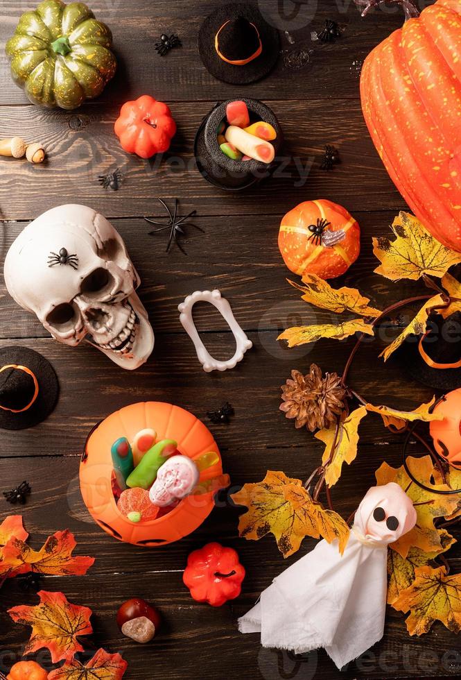 décorations de vacances d'halloween avec vue de dessus de citrouilles et de bonbons photo