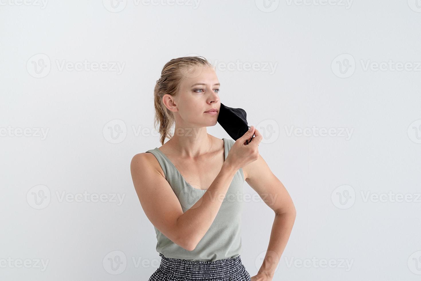 jeune femme dans un masque de protection photo