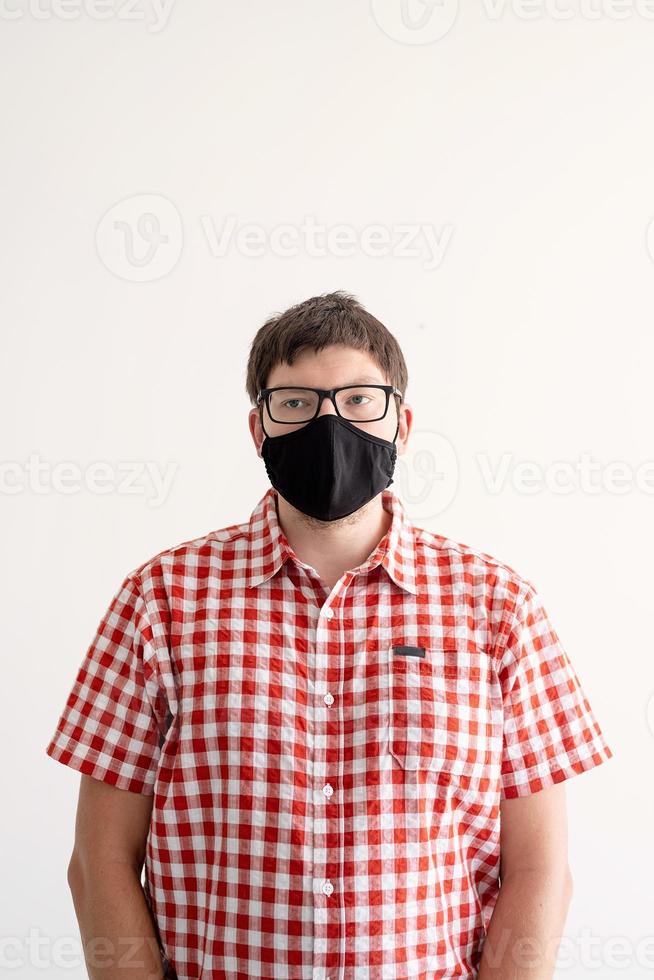 jeune homme mettant un masque de protection photo