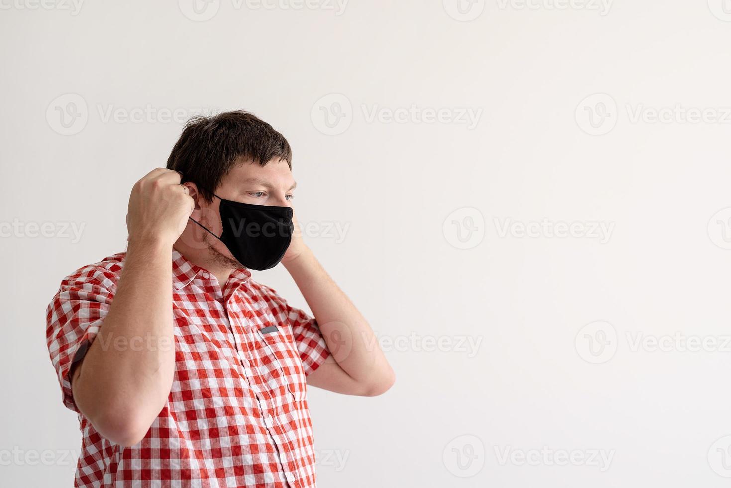 jeune homme mettant un masque de protection photo