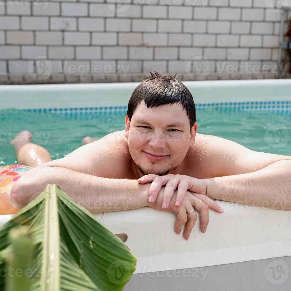 portrait d'un jeune homme dans la piscine photo